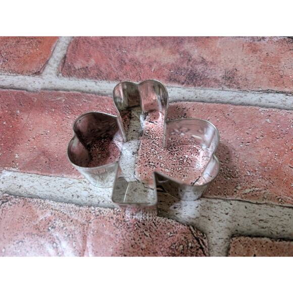 Lot of 13 Vintage Plastic & Metal Cookie Cutters Holiday Animals Heart Leaf - Picture 7 of 9